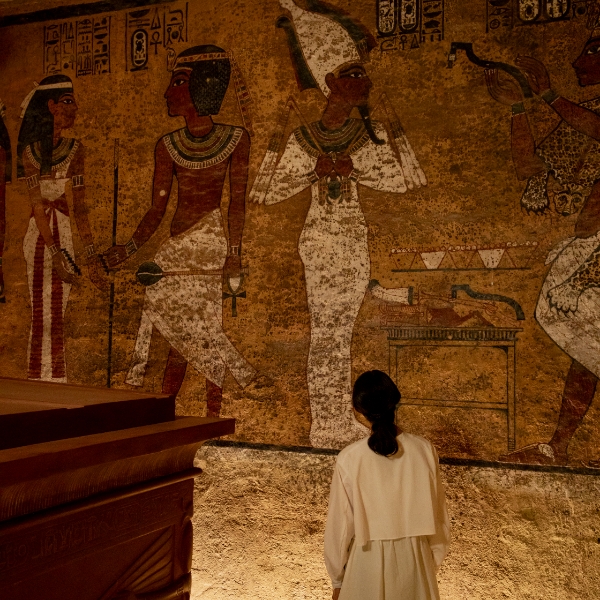 細緻な壁画を間近で鑑賞